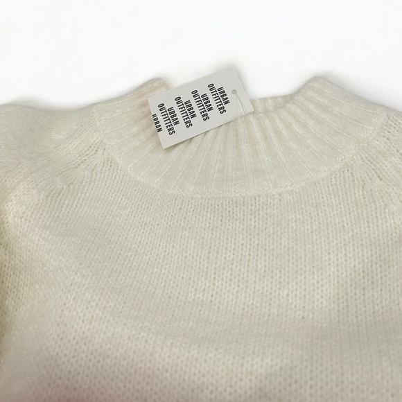 NWT Urban Outfitters Cropped Knit Turtle Neck Sweater White Medium - Picture 3 of 9